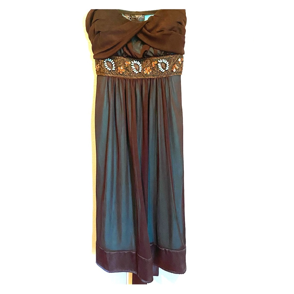 Medium brown/turquoise dress, super flattering.